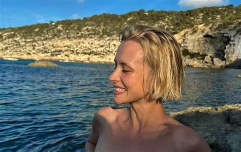 Angèle saffiche topless à la plage